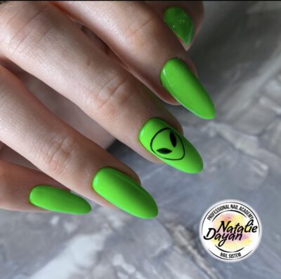 ⁦לק גל #79 | neon kiwi | Allez⁩ – תמונה ⁦2⁩